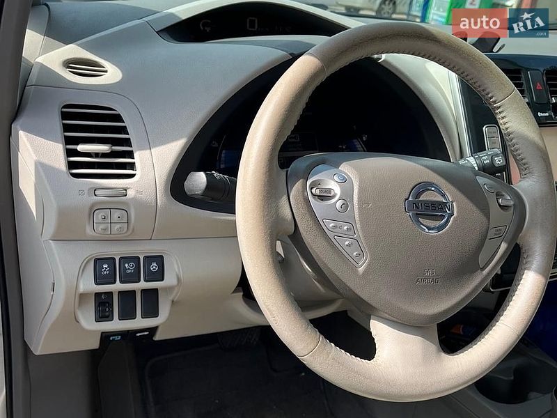 Хэтчбек Nissan Leaf 2012 в Староконстантинове