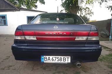 Седан Nissan Maxima 1995 в Новоукраинке