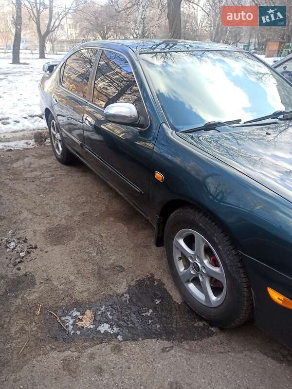 Седан Nissan Maxima 2000 в Смілі