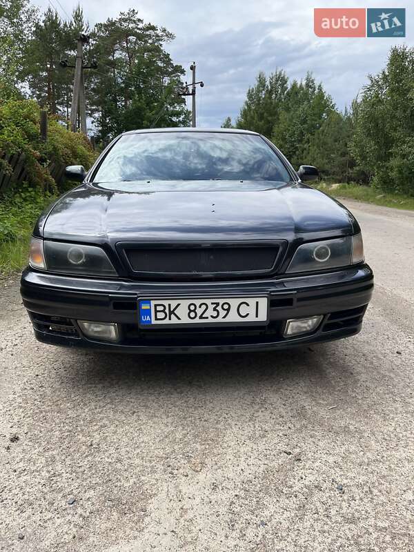 Седан Nissan Maxima 2000 в Сарнах
