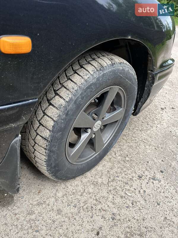 Седан Nissan Maxima 2000 в Сарнах