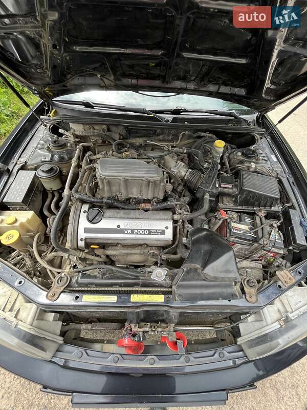 Седан Nissan Maxima 2000 в Сарнах