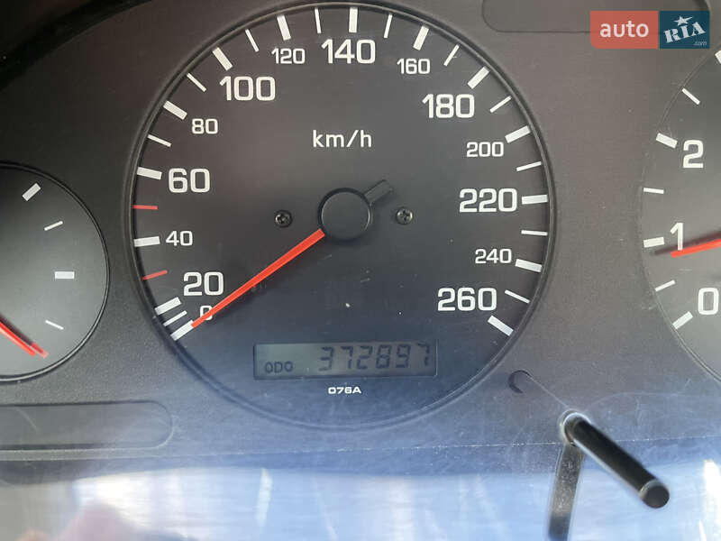 Седан Nissan Maxima 1998 в Днепре