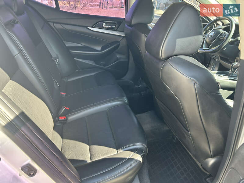 Седан Nissan Maxima 2017 в Кам'янському