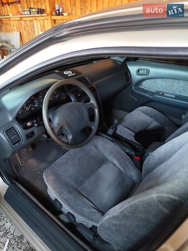Седан Nissan Maxima 1996 в Черновцах
