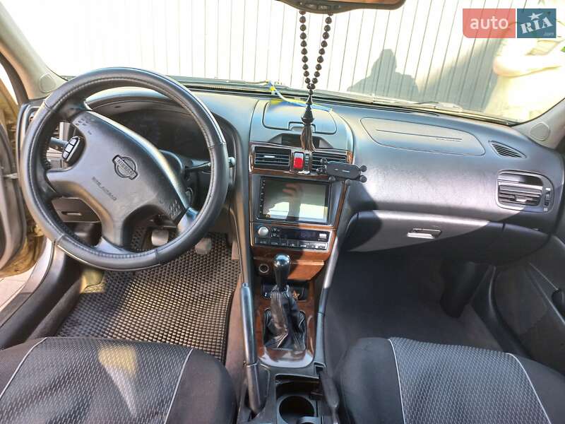 Седан Nissan Maxima 2002 в Миргороде