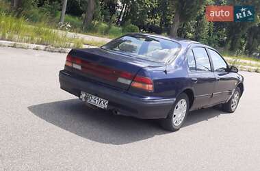 Седан Nissan Maxima 1998 в Чернігові