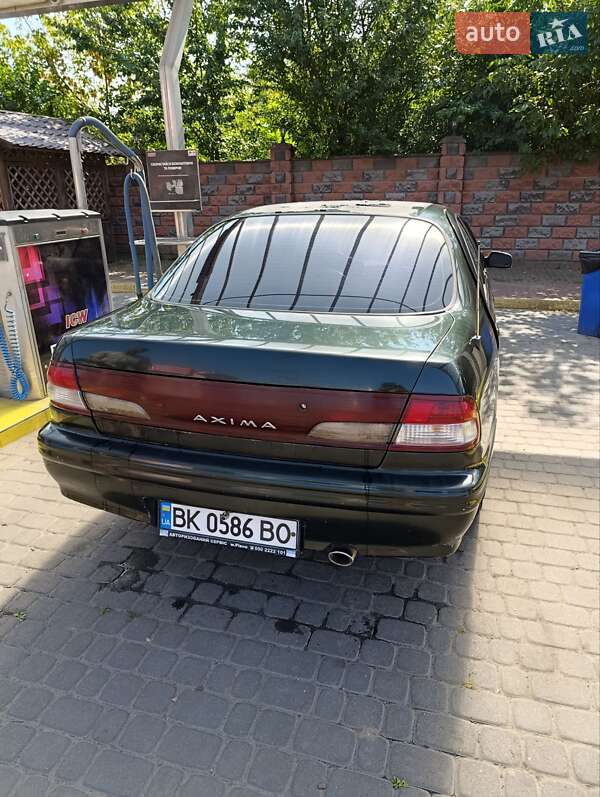 Седан Nissan Maxima 1997 в Ровно