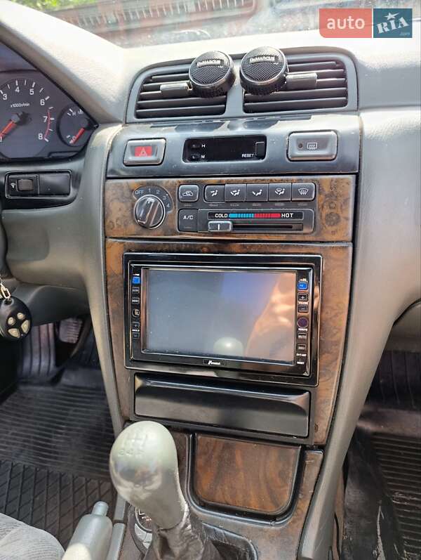 Седан Nissan Maxima 1997 в Ровно