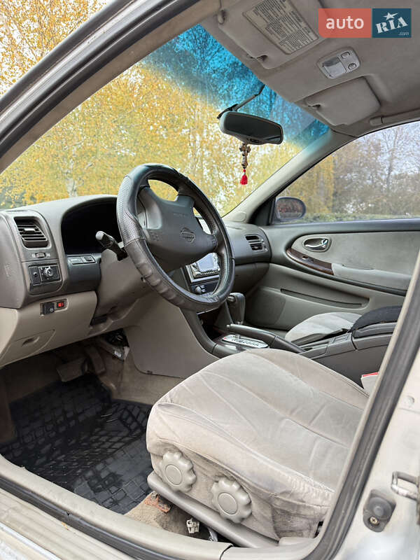 Седан Nissan Maxima 2000 в Никополе