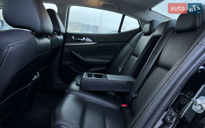 Седан Nissan Maxima 2017 в Львове