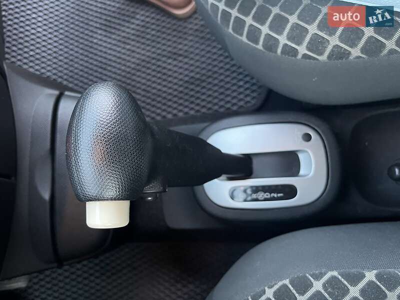 Хетчбек Nissan Micra 2006 в Чернівцях