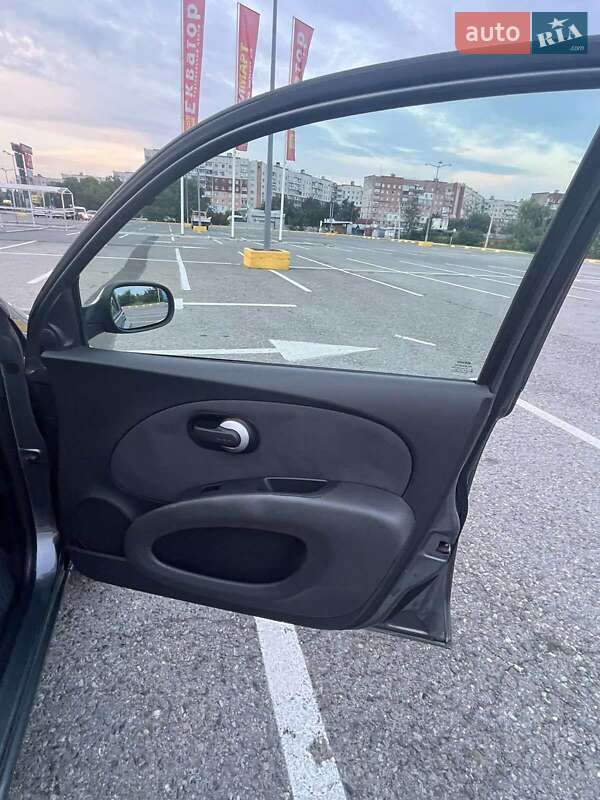 Хетчбек Nissan Micra 2006 в Чернівцях