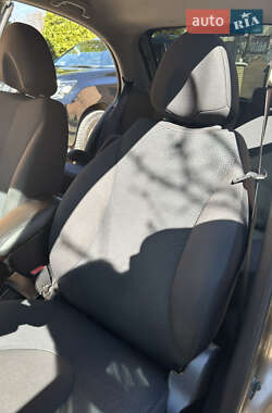 Хэтчбек Nissan Micra 2010 в 