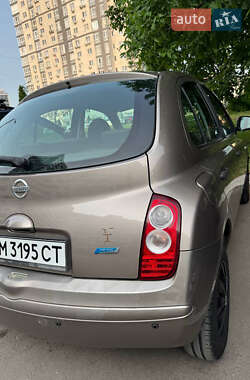 Хэтчбек Nissan Micra 2010 в 