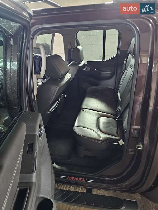 Пикап Nissan Navara 2012 в Сарнах