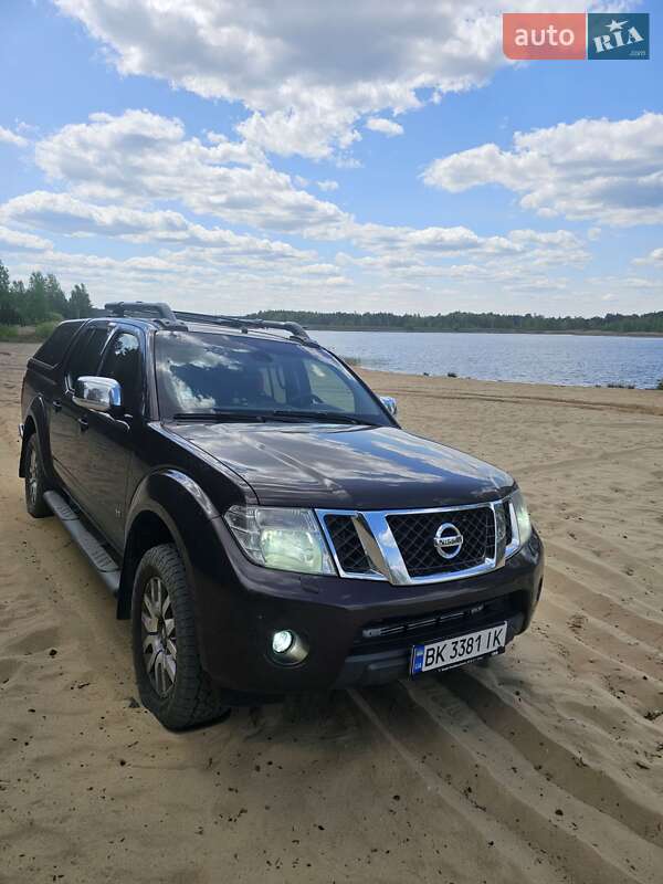 Пикап Nissan Navara 2012 в Сарнах