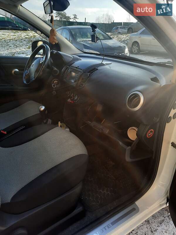 Хетчбек Nissan Note 2010 в Сарнах