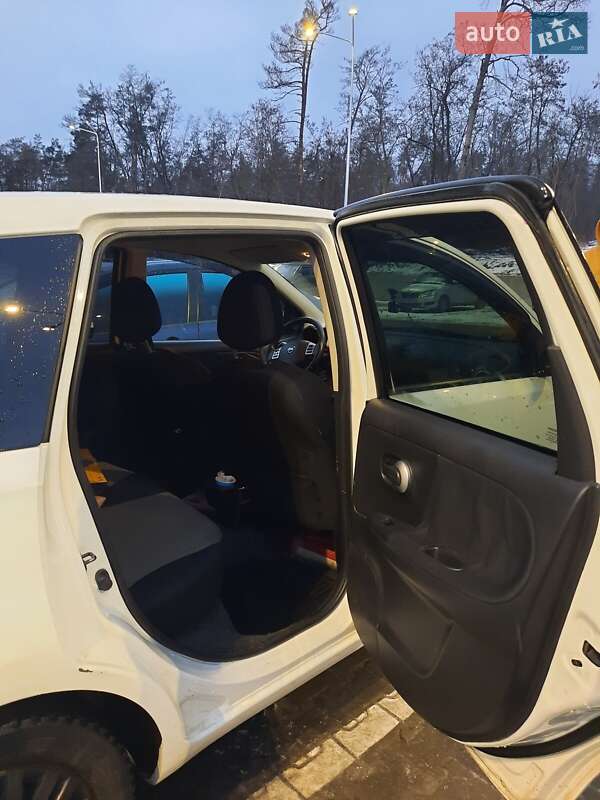 Хетчбек Nissan Note 2010 в Сарнах