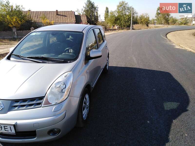 Хетчбек Nissan Note 2008 в Рені