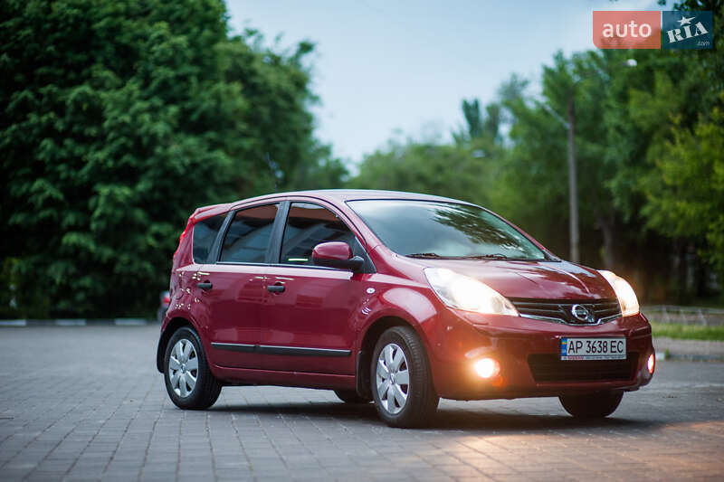 Хэтчбек Nissan Note 2012 в 
