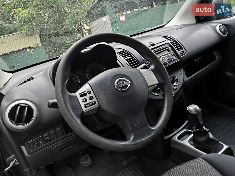 Хэтчбек Nissan Note 2010 в 