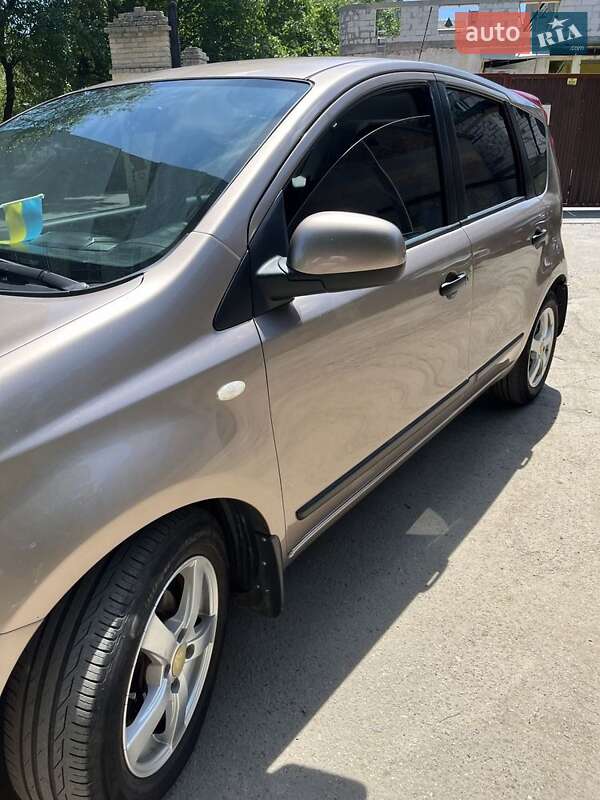 Хэтчбек Nissan Note 2012 в Бобрке