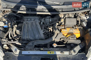 Хэтчбек Nissan Note 2010 в 