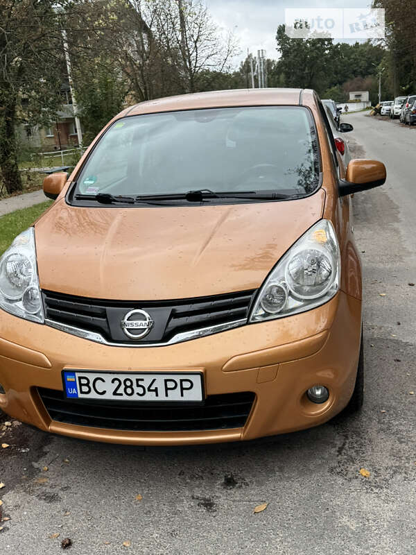 Хэтчбек Nissan Note 2010 в 