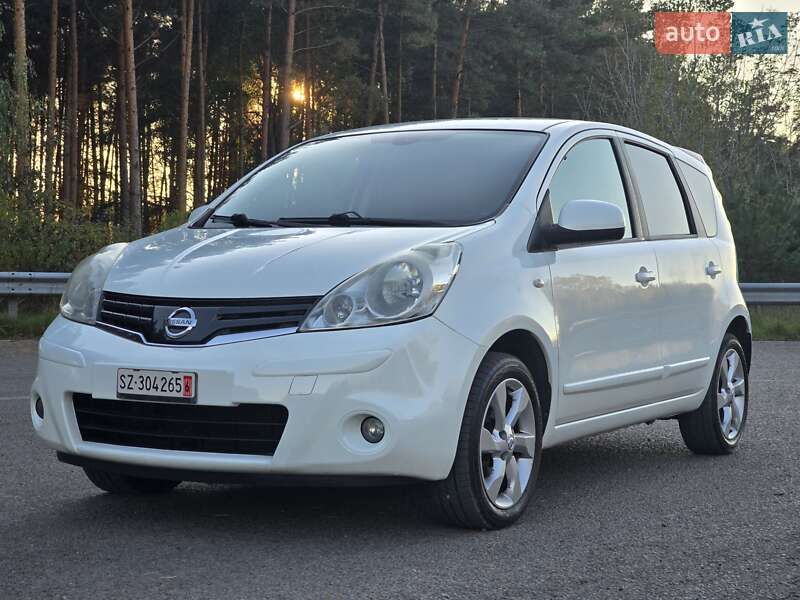 Хэтчбек Nissan Note 2010 в 