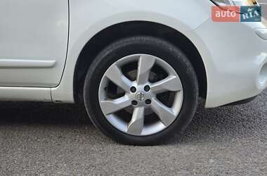 Хэтчбек Nissan Note 2010 в 
