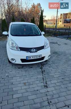 Хэтчбек Nissan Note 2012 в 