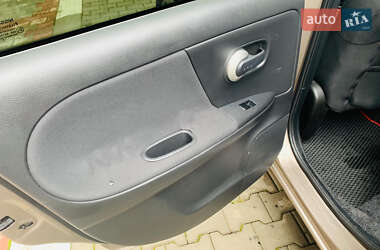 Хэтчбек Nissan Note 2010 в 