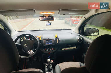 Хэтчбек Nissan Note 2010 в 