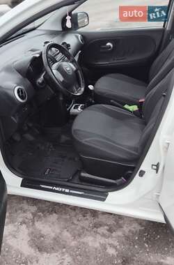 Хэтчбек Nissan Note 2011 в 