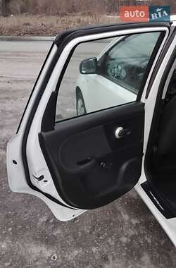 Хэтчбек Nissan Note 2011 в 