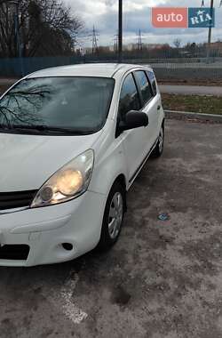 Хэтчбек Nissan Note 2011 в 