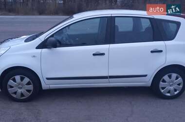 Хэтчбек Nissan Note 2011 в 