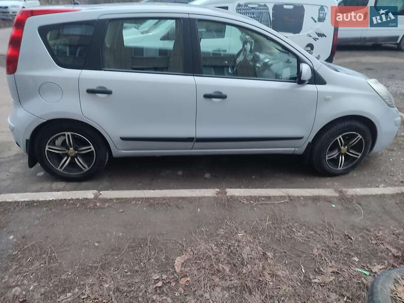 Хэтчбек Nissan Note 2008 в 