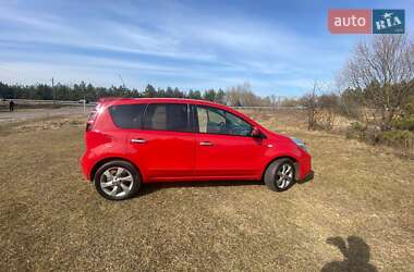 Хэтчбек Nissan Note 2011 в 