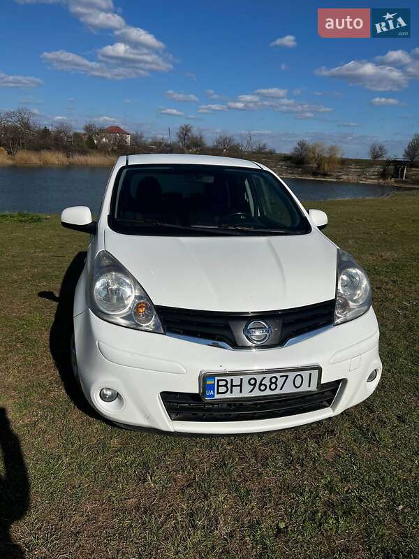 Хэтчбек Nissan Note 2011 в 