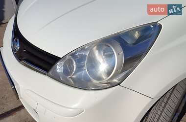 Хэтчбек Nissan Note 2011 в 