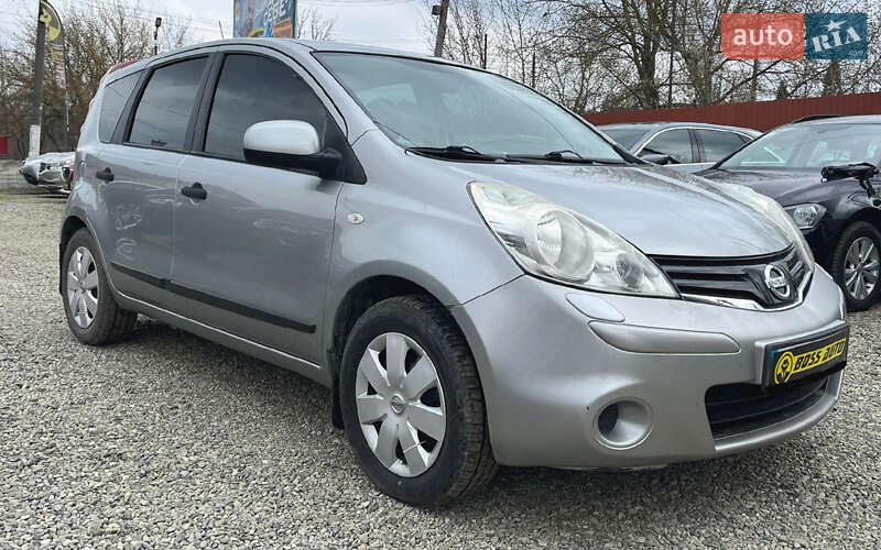 Хэтчбек Nissan Note 2011 в 
