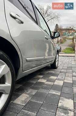 Хэтчбек Nissan Note 2009 в 