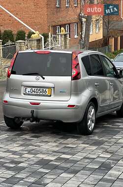 Хэтчбек Nissan Note 2009 в 