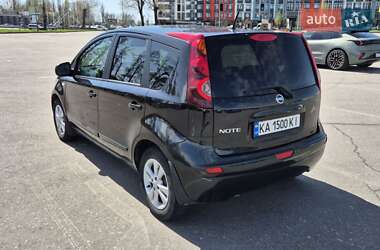 Хэтчбек Nissan Note 2010 в 