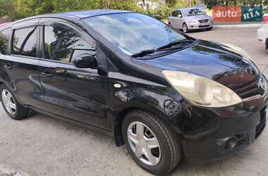 Хэтчбек Nissan Note 2011 в 