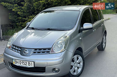 Хэтчбек Nissan Note 2009 в 