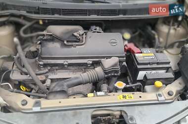 Хэтчбек Nissan Note 2009 в 