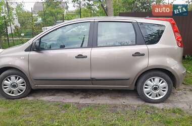 Хэтчбек Nissan Note 2009 в 